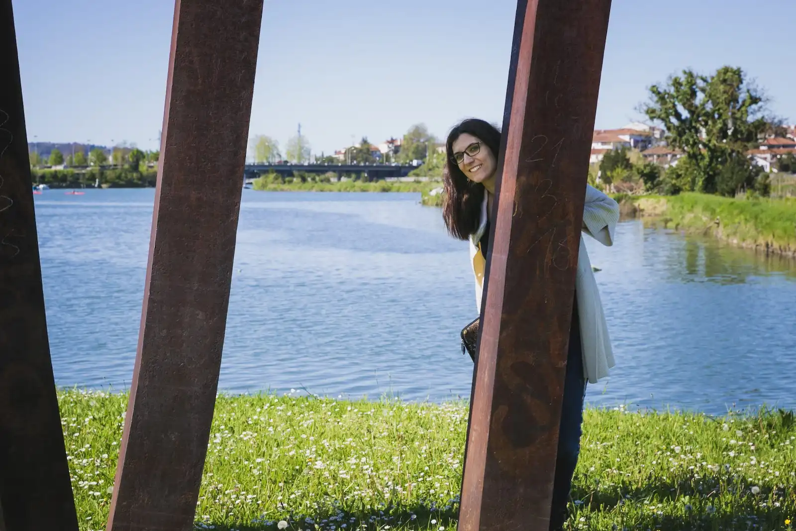 Itziar en un paisaje verde y azul